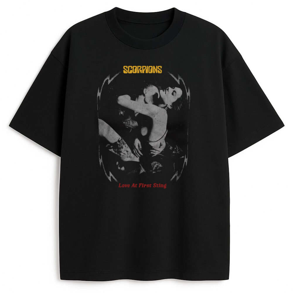 T-shirt Scorpions Love At First Sting z czarno-białą grafiką pary