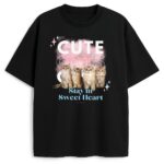 Czarna koszulka Cute Cats Club z pastelowym tłem i błyskiem