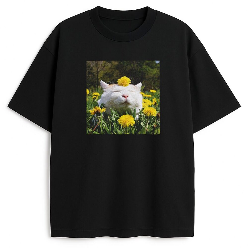 czarna koszulka z fotografią kota wśród żółtych kwiatów