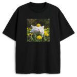czarna koszulka z fotografią kota wśród żółtych kwiatów