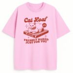T-shirt Cat Loaf – różowy, przód z kontrastowym nadrukiem kota i napisem „Freshly baked just for you”