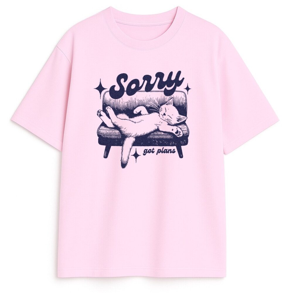 Różowa koszulka z leniwym kotem na sofie w stylu vintage