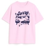 Różowa koszulka z leniwym kotem na sofie w stylu vintage