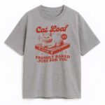 T-shirt Cat Loaf – szary melanż, przód z czerwonym nadrukiem kota na desce i napisem „Freshly baked just for you”
