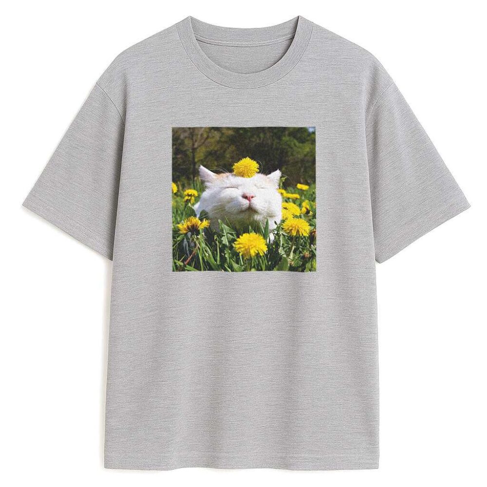 szara koszulka kot wśród kwiatów fotografia