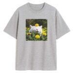 szara koszulka kot wśród kwiatów fotografia