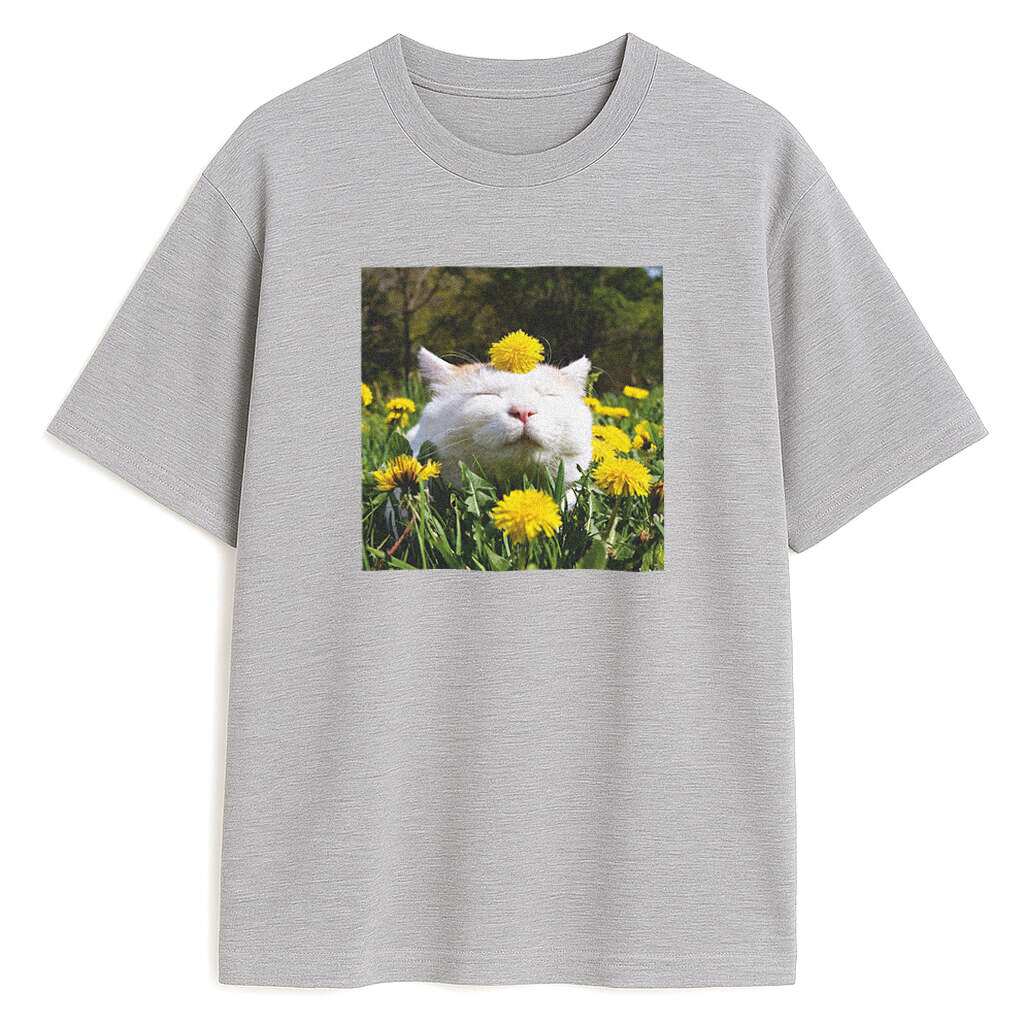 szara koszulka kot wśród kwiatów fotografia