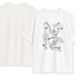 Biała koszulka; front z czarnym szkicem końskich głów i kwiatów, tył gładki — ujęcie przód/tył