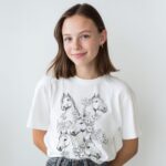 Modelka w białej koszulce; delikatny line art z głowami koni wśród kwiatów, jasne tło studyjne