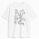T-shirt Horses Line Art – biała koszulka, widok z przodu; szkic kilku końskich głów i kwiatów