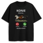 Czarny wariant koszulki z końmi – napis «Konie dzwonią… muszę lecieć», front