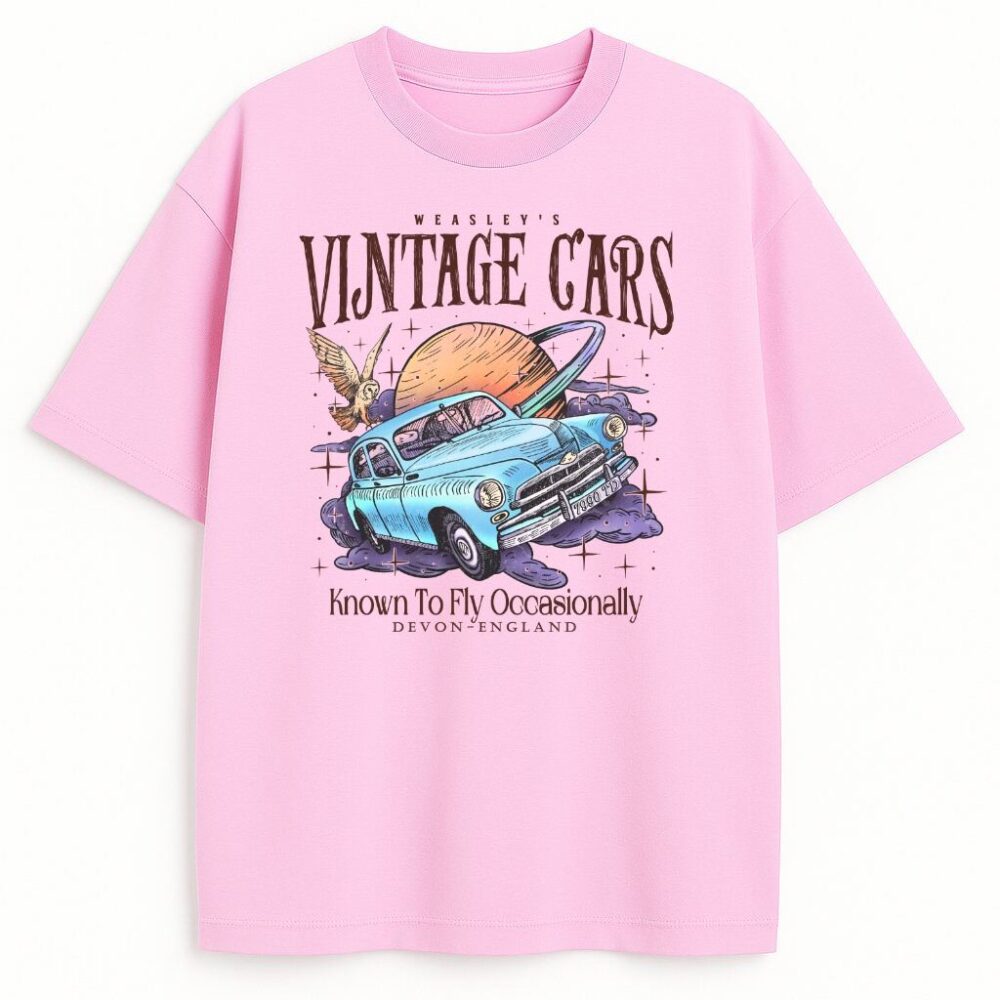 Różowy T-shirt Weasleys Vintage Cars z niebieskim autem i planetami