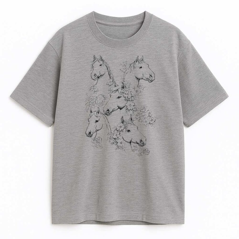 Koszulka z koniem line art – szary wariant, front; kompozycja końskich głów wśród roślin