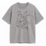 Koszulka z koniem line art – szary wariant, front; kompozycja końskich głów wśród roślin