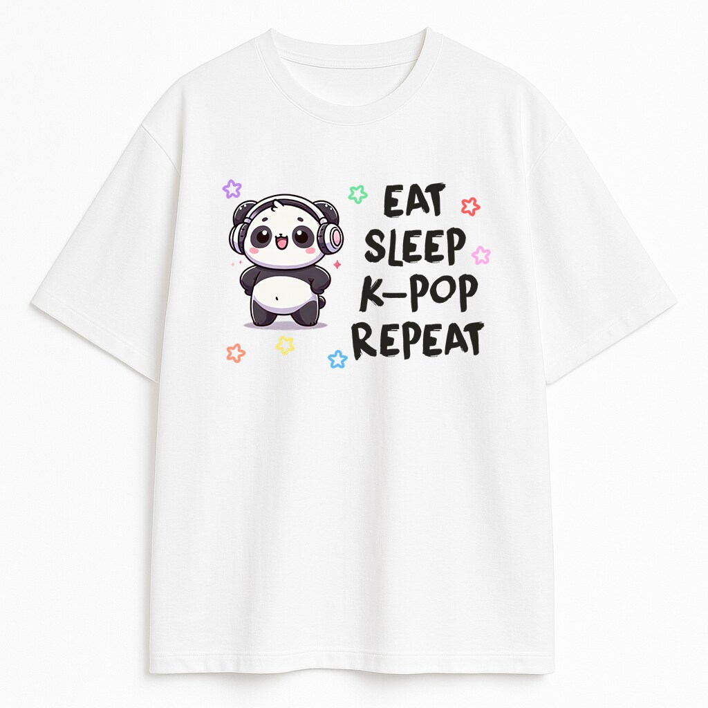 Biała koszulka Eat Sleep K-pop Repeat Panda z kawaii grafiką pandy i kolorowymi gwiazdkami.