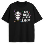 Czarny t-shirt Eat Sleep K-pop Repeat Panda z uroczą grafiką pandy w słuchawkach i napisem.