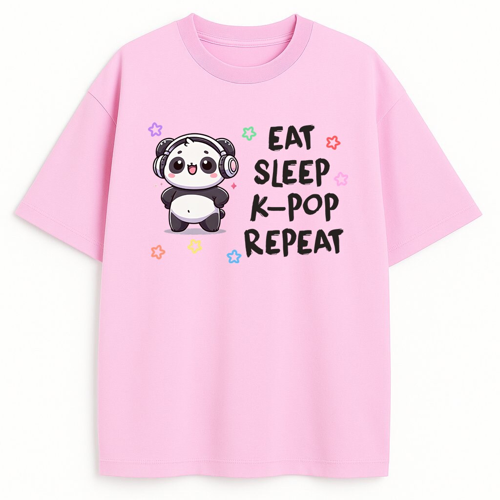 Różowa koszulka Eat Sleep K-pop Repeat Panda – słodka i stylowa propozycja dla każdej faneczki.