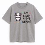 Szara koszulka Eat Sleep K-pop Repeat Panda z kolorową grafiką i napisem w stylu K-pop.