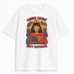 biała koszulka z napisem koty wzywają i komiksowym nadrukiem