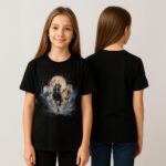 Modelka w czarnym t-shircie z trzema końmi; widok przodu i tyłu.