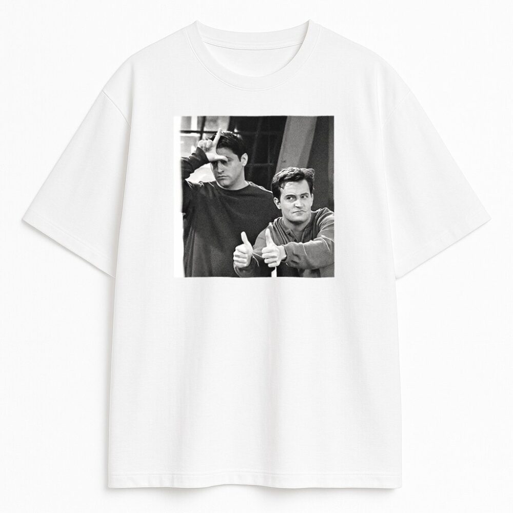 Biały T-shirt Friends Joey and Chandler Loser z wizerunkiem Joey'a i Chandlera w geście loser – lekki merch dla pasjonatów Friends.