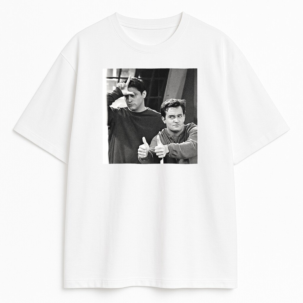 Biały T-shirt Friends Joey and Chandler Loser z wizerunkiem Joey'a i Chandlera w geście loser – lekki merch dla pasjonatów Friends.