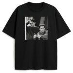 Czarny T-shirt Friends Joey and Chandler Loser z czarno-białym zdjęciem gestu loser i thumbs up – wygodny merch dla fanów serialu.