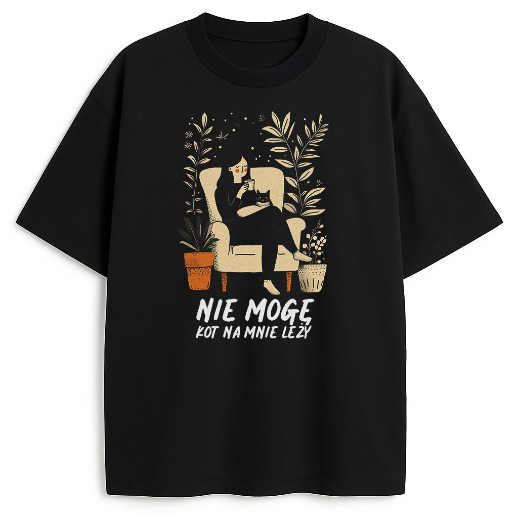 T-shirt Nie Mogę Kot Na Mnie Leży z ilustracją kobiety pijącej herbatę z kotem – fanowski merch cat parents, bawełniany z humorem, na codzienne lenistwo.