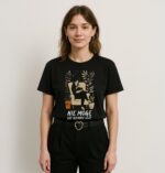 Modelka w T-shirt Nie Mogę Kot Na Mnie Leży – czarny merch z kocią ilustracją, bawełniany dla fanów humoru, stylowy na relaks i wyjścia.