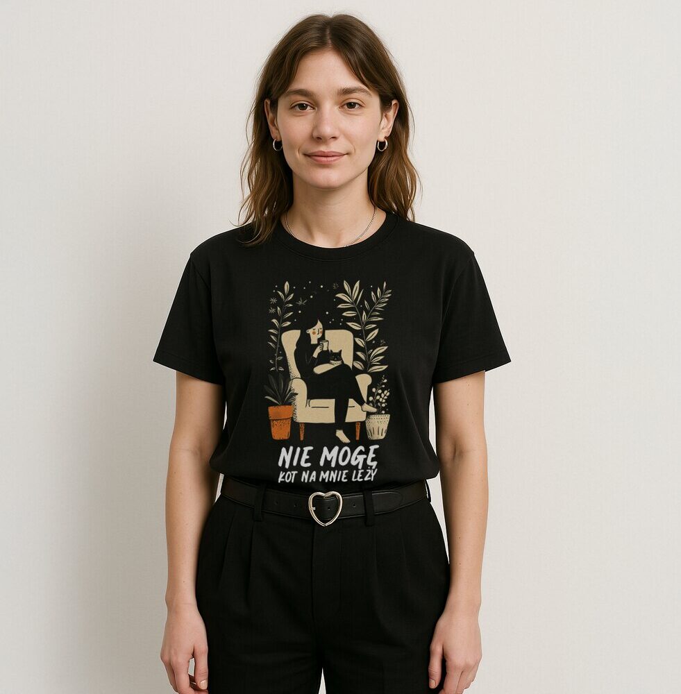 Modelka w T-shirt Nie Mogę Kot Na Mnie Leży – czarny merch z kocią ilustracją, bawełniany dla fanów humoru, stylowy na relaks i wyjścia.