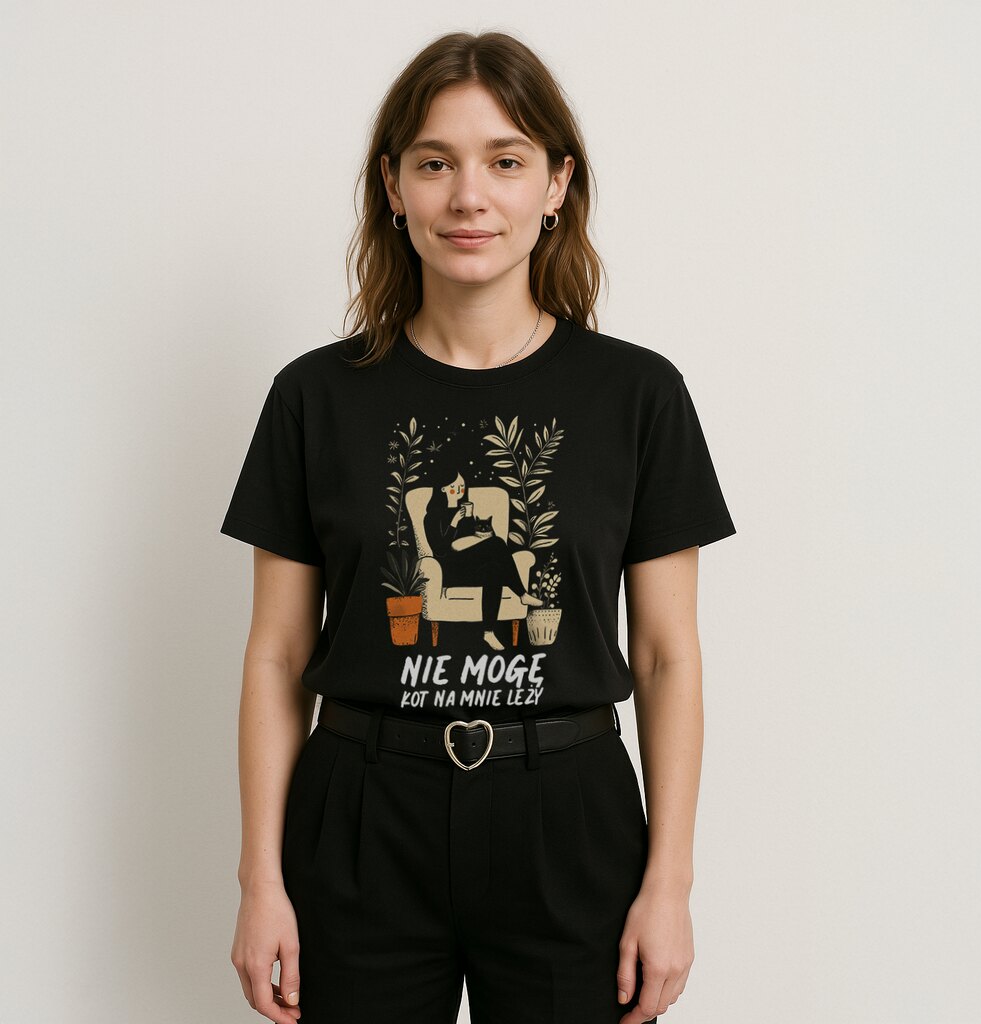 Modelka w T-shirt Nie Mogę Kot Na Mnie Leży – czarny merch z kocią ilustracją, bawełniany dla fanów humoru, stylowy na relaks i wyjścia.
