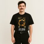Model w T-shirt Nie Mogę Kot Na mnie Leży – czarny merch z ilustracją kociarza z kotem wśród roślin, bawełniany dla fanów humoru, stylowy na relaks i wyjścia.