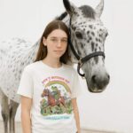 T-shirt dla koniary I Am Galloping - biała koszulka obok appaloosy, styl oldschool