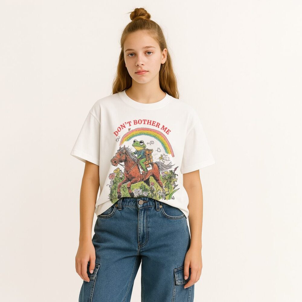 T-shirt I Am Galloping - biała koszulka z koniem i żabą, napis „Don’t Bother Me, I Am Galloping” na modelce