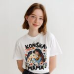 Modelka w białym t-shircie Końska Mama z rysunkowym koniem