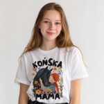 Modelka w białej koszulce z napisem Końska Mama i czarnym koniem