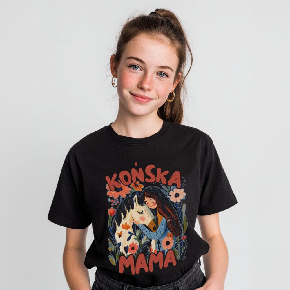 Modelka w czarnym t-shircie Końska Mama z kolorowym printem