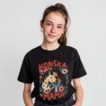Modelka w czarnym t-shircie Końska Mama z kolorowym printem