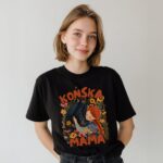 Modelka w czarnym t-shircie Końska Mama z ilustracją dziewczyny tulącej czarnego konia