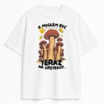 Biała koszulka z nadrukiem A mogłem być teraz na grzybach i ilustracją grzybów