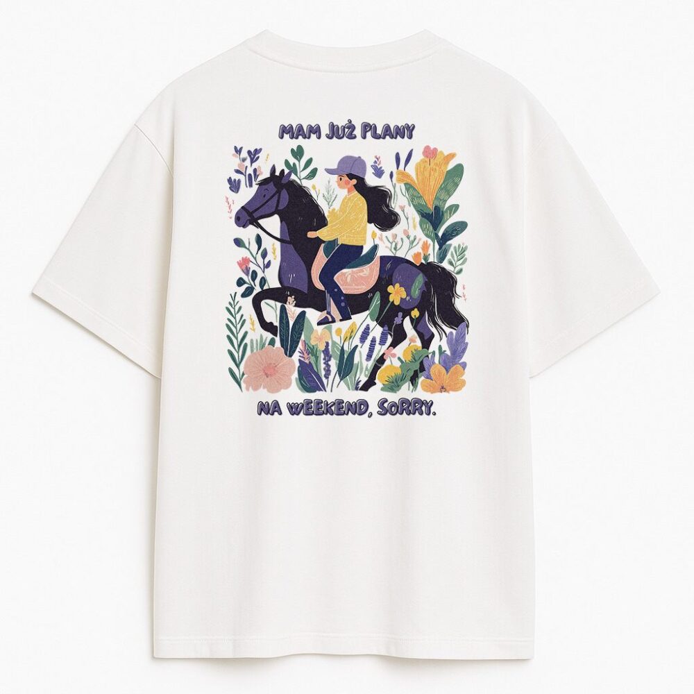 Tył białej koszulki z ilustracją jeźdźczyni wśród roślin
