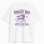 Biała koszulka z fioletowym nadrukiem autobusu The Knight Bus i cytatem