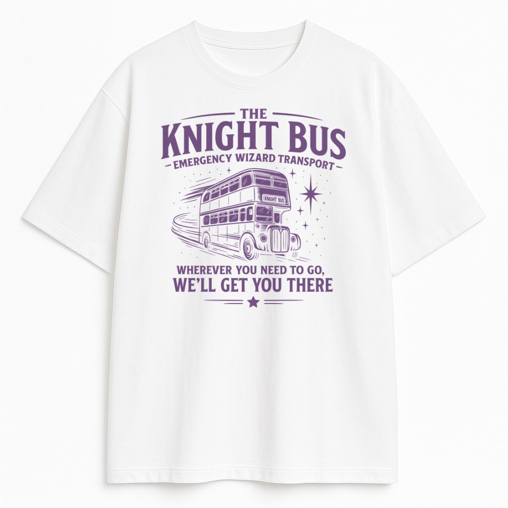 Biała koszulka z fioletowym nadrukiem autobusu The Knight Bus i cytatem