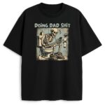 Czarna koszulka Doing Dad Shit z grafiką szkieletu na toalecie