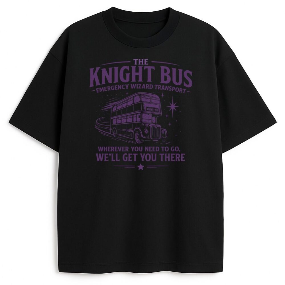 Czarna koszulka z nadrukiem The Knight Bus – fioletowy autobus z napisem