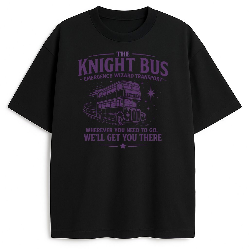 Czarna koszulka z nadrukiem The Knight Bus – fioletowy autobus z napisem