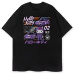 T-shirt Hello Kitty Tokyo Speed z fioletowymi autami i Kitty w kombinezonie