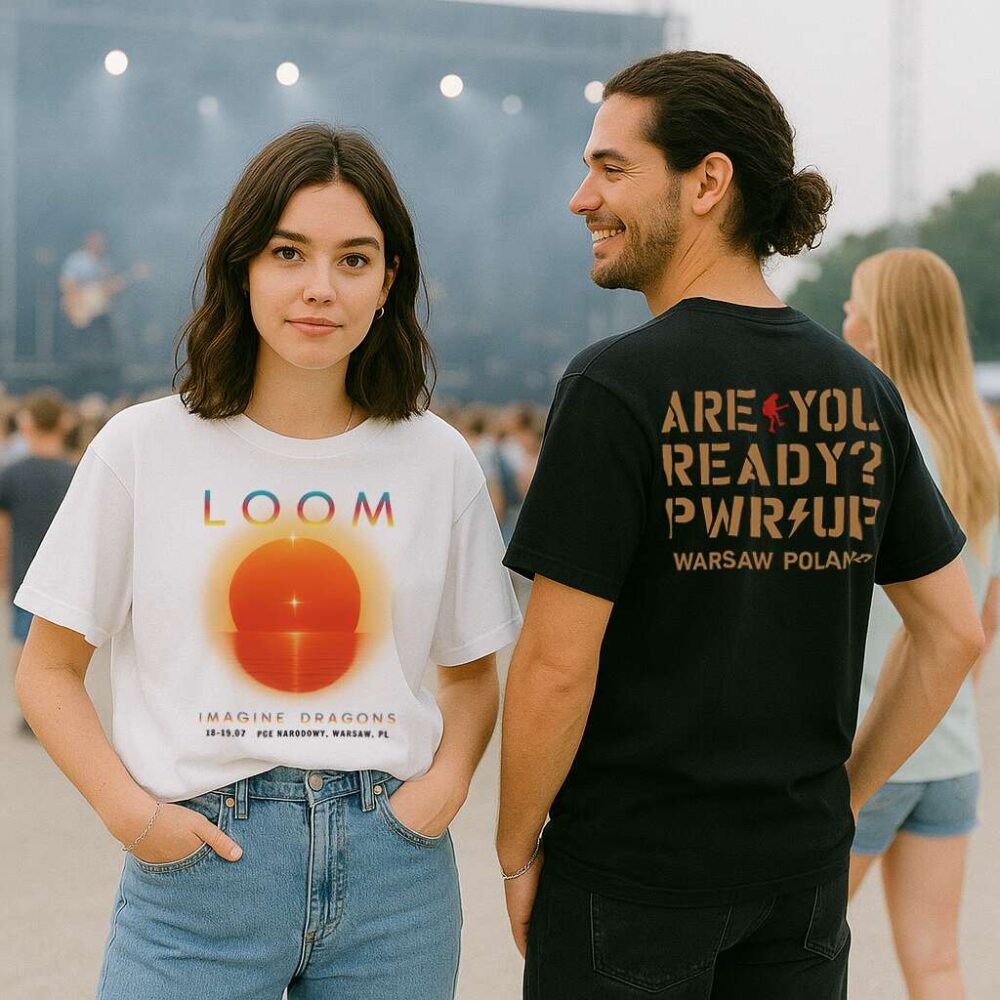 Młoda kobieta i mężczyzna w koszulkach koncertowych Imagine Dragons i AC/DC, stojący na tle sceny plenerowej podczas festiwalu muzycznego – styl fan merch