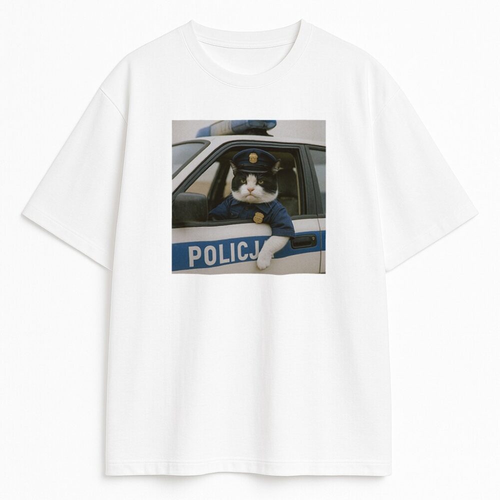 Biały T-shirt z kotem policjantem wychylającym się z radiowozu w mundurze