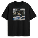 Czarny T-shirt z kotem policjantem w mundurze za kierownicą policyjnego samochodu